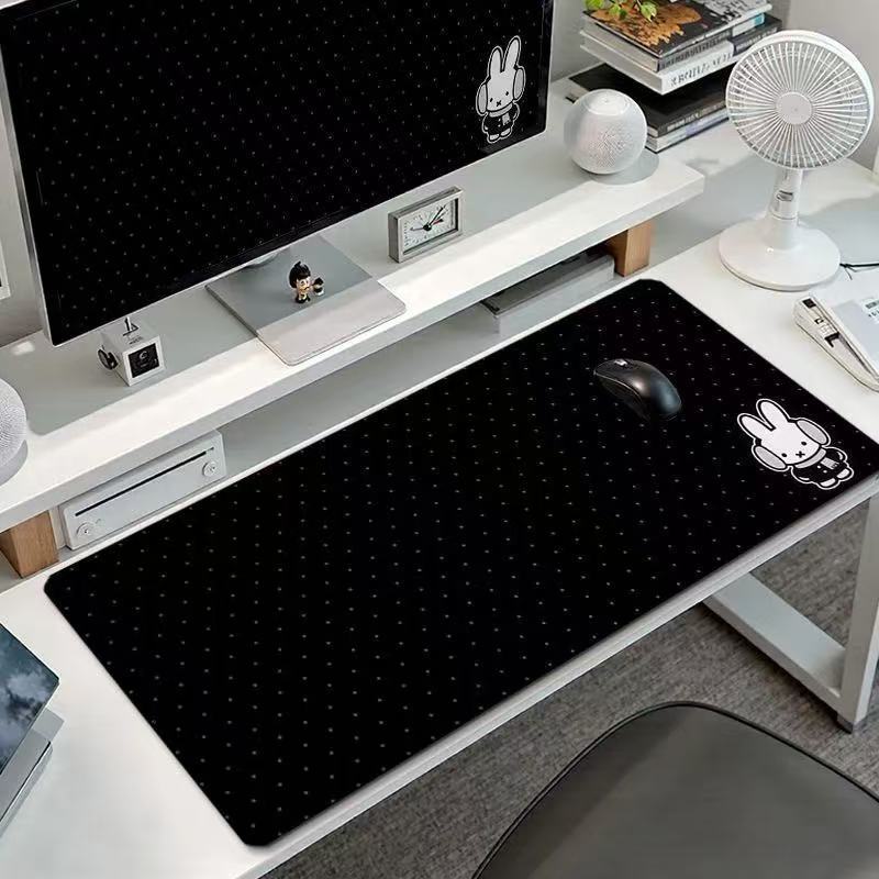 Gaming Keyboard Nearby - かわいいミッフィーうさぎの大型マウスパッド、カワイイバニーヘッドホンゲーミングデスクマット、黒ドット滑り止めラップトップキーボードテーブルパッド、オフィス用